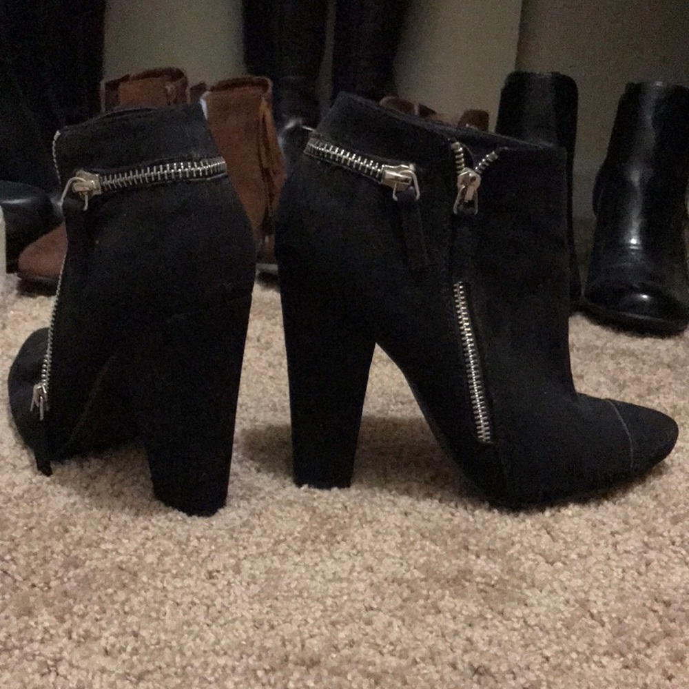 Block heel and pointed toes boots